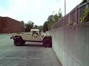 Humvee šplhá po zdi video online