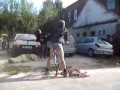 Opílý mladík jede na kole domů video online