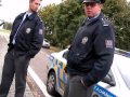 Právní zástupce poučuje policisty video online