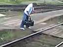 Opilý chlapík nastupuje do vlaku video online#