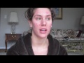 Cassandra Bankson učí, jak zakrýt akné video online