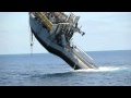 700 tunová loď se převrátí do vertikální polohy video online